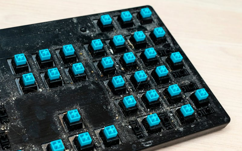 Bersihkan-pc-keyboard-dan-mouse