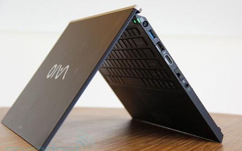 Laptop-kena-air-balikkan-posisi-laptop