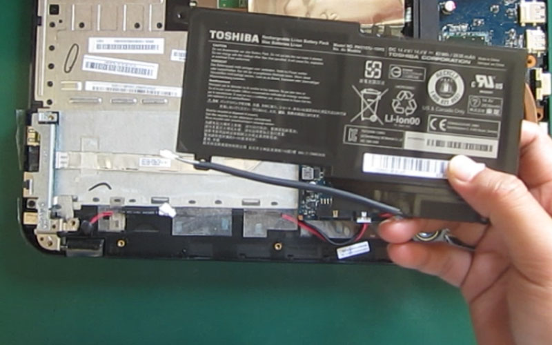 Laptop-kena-air-copot-baterainya