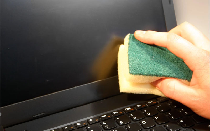Membersihkan-layar-laptop-dengan-baik